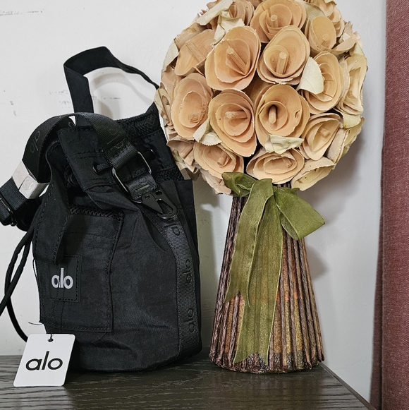 ALO Yoga Crossbody - Picture 2 of 15